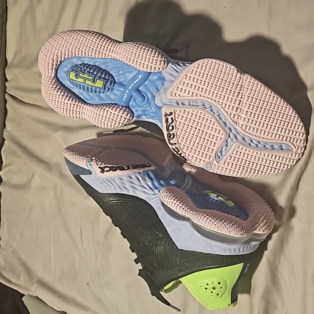 LeBron 19 Ghost Green - Picture 3 of 4